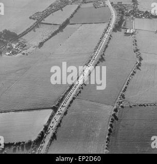 Vu le trafic de bâtiment à partir d'une vue d'Ariel sur l'A2, maison de vacances 29 Mai 1967 Banque Banque D'Images