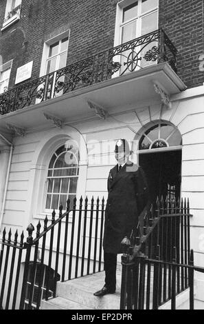 Sandra Rivett Meurtre Novembre 1974. Sur la photo : agent de police à l'extérieur 46 Lower Belgrave Street London SW1 où - ex-femme - Lady Lucan et enfants vivaient. Richard John Bingham 7e comte de Lucan populairement connu comme Lord Lucan était la collègue qui a disparu dans les premières heures du 8 novembre 1974, à la suite du meurtre de Sandra Rivett ses enfants en nourrice le soir précédent. Il n'y a eu aucune observation vérifiée de lui depuis. Le 19 juin 1975 un jury d'enquête nommé Lucan que le meurtrier de Sandra Rivett. Il a été présumé décédé en instance le 11 décembre 1992 et déclarée juridiquement mort. Banque D'Images