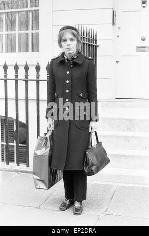 Lady Lucan ex-femme de lord Lucan représentée laissant son London accueil inscrivez-vous à ses trois enfants qui sont chez des amis dans le pays de l'Ouest 15 décembre 1974. Richard John Bingham 7e comte de Lucan populairement connu comme Lord Lucan était la collègue qui a disparu au début de l'heures du 8 novembre 1974, à la suite du meurtre de Sandra Rivett ses enfants en nourrice le soir précédent. Il n'y a eu aucune observation vérifiée de lui depuis. Le 19 juin 1975 un jury d'enquête nommé Lucan comme meurtrier de Sandra Rivett. Il a été présumé décédé en instance le 11 décembre 1992 et déclarée juridiquement mort. Banque D'Images