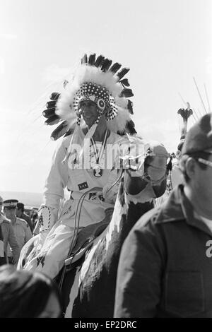 Le Prince Charles, le Prince de Galles, portant une coiffe indienne à Calgary (Alberta) au cours de sa visite au Canada. 11 juillet 1977. Banque D'Images