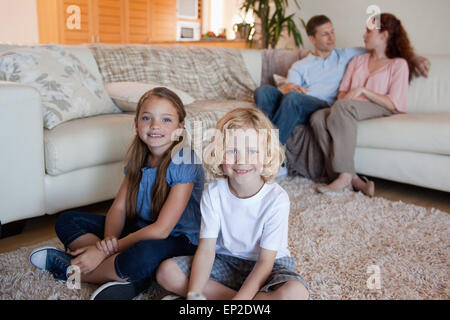 Passer du temps en famille dans la salle de séjour Banque D'Images