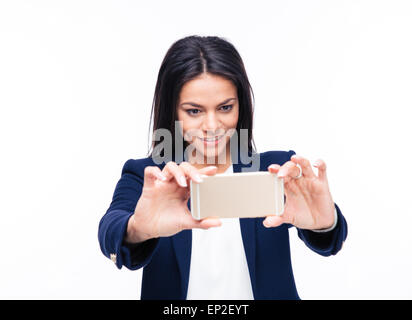 Happy businesswoman making photo sur smartphone isolé sur fond blanc Banque D'Images