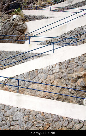 Motif en zigzag sur l'escalier vu de côté avec mur de pierres sèches, le 22 avril 2015 à Port de Soller, Majorque. Banque D'Images