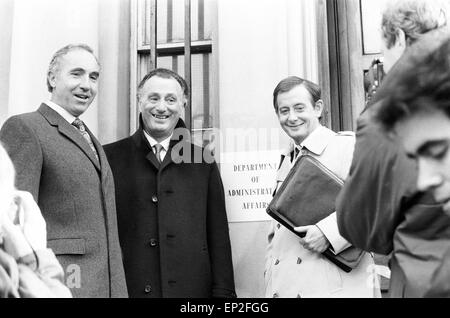 Tournage du Programme TV de la BBC 'Oui', Ministre à l'extérieur du ministère des Affaires administratives' & 10, Downing Street, Londres, 23 octobre 1982. Acteurs : Paul Eddington comme député Jim Hacker. Nigel Hawthorne que Sir Humphrey Appleby. Derek Fowlds comme Bernard Woolley. Banque D'Images