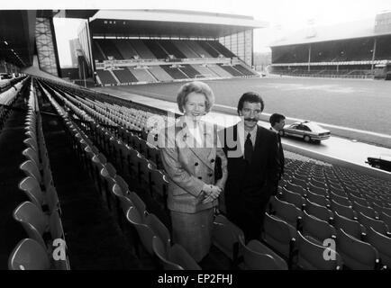 Margaret Thatcher PM avec Graeme Souness, manager de l'équipe de football des Glasgow Rangers, en photo ensemble dans les stands à Ibrox, mars 1990. Banque D'Images