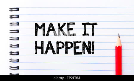 Faire se produire de rédiger du texte sur la page de l'ordinateur portable, crayon rouge sur la droite. Image Concept de motivation Banque D'Images