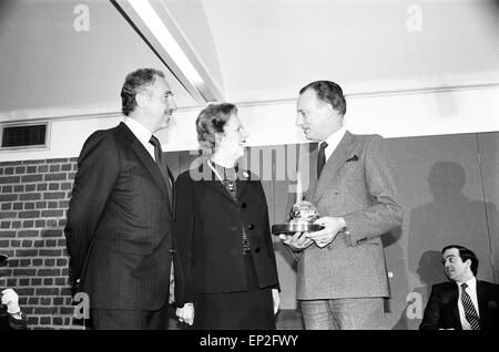 Le premier ministre Margaret Thatcher présente le Prix National de la "Vala National les téléspectateurs et auditeurs Association' à l'équipe du programme de BBC TV 'Oui', Ministre illustré Londres, janvier 1984. Acteurs sur scène : Paul Eddington comme député Jim Hacker. Nigel Hawthorne que Sir Humphrey Appleby. Banque D'Images