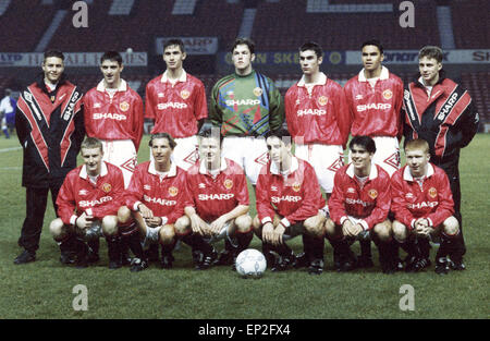 L'équipe de jeunes de Manchester United FA Cup team line up avant leur match contre Blackburn à Old Trafford, où ils ont gagné 4-1. Ils sont à l'arrière de gauche à droite : Mark Rawlinson, Joe Roberts, Chris Casper, Darren Whitmarsh, Keith Gillespie, John O'Kane et Richard Irving. Première rangée de gauche à droite : Steven Riley, Robert Savage, David Beckham, Gary Neville, Paul Scholes et Ben Thornley. 8 décembre 1992. Banque D'Images