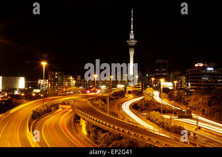 Autoroutes et Skytower, Auckland, île du Nord, Nouvelle-Zélande Banque D'Images