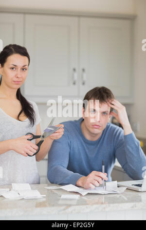 Carte de crédit femme de couper avec l'homme le calcul de finances publiques Banque D'Images