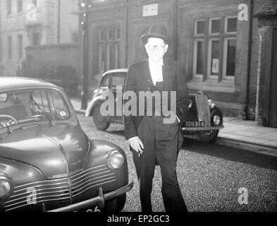 W UN Fearnley-Whittingstall QC, Lord Montagu's Counsel, photographié en arrivant à la Winchester Crown Court, le 15 décembre 1953. Banque D'Images