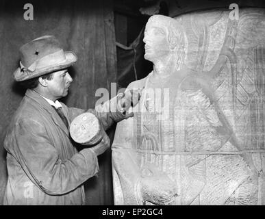 Un sculpteur travaille sur une sculpture d'un ange pour la cathédrale anglicane de Liverpool. La première pierre de la cathédrale a été posée en juillet 1904, et elle a été consacrée en 1924, bien que les services réguliers n'ont pas eu lieu jusqu'en 1940. La cathédrale est le plus grand de Grande-Bretagne. 14 Janvier 1934 Banque D'Images