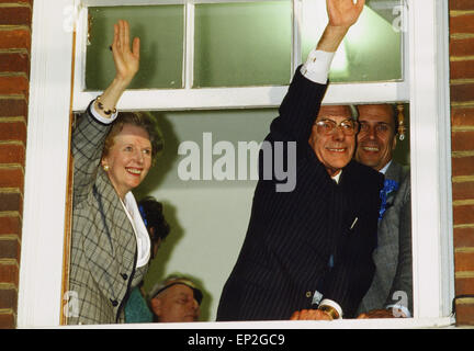 Margaret Thatcher PM et son mari Denis Thatcher célébrer après avoir remporté l'élection générale de 1987, 10 Downing Street, Londres, vendredi 12 juin 1987. Banque D'Images