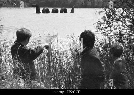 Les Goodies, tournage de la Loch Ness, sur le Lido à Ruislip, jeudi 3 juin 1971. Les Goodies sont Tim Brooke-Taylor Trio, Graeme Garden & Bill Oddie. Banque D'Images