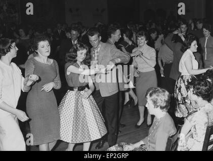 Le Mardi Gras a ouvert ses portes à Merseyside adolescents le 28 septembre 1957. Les murs du club ont été décorées avec des peintures murales réalisées par ville battre Liverpool Bob Percival. Le club a été utilisé pour l'emplacement des prises de vue dans un film de rang en 1964. Le club du Mardi Gras original a été démoli en 1975 et accueilli des actes tels que les Beatles, les Trois Grands, Gerry et les pacemakers et Cilla Black.. Notre photo montre : le Twist au Mardi Gras, le 10 mai 1959 à Liverpool Banque D'Images