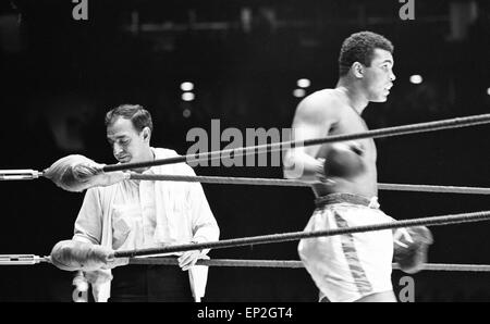 Muhammad Ali (Cassius Clay) vu ici avec son entraîneur Angelo Dundee au cours de sa lutte avec Ernie Terrell à l'Astrodome, Houston, Texas, United States. 6e Février 1967 Banque D'Images