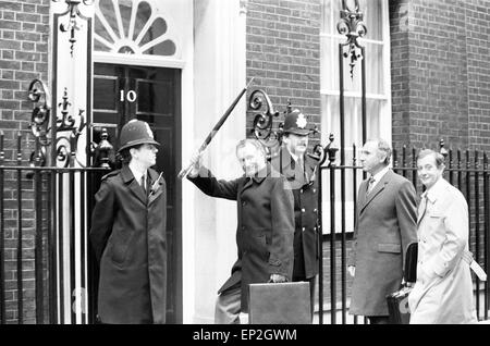 Tournage du Programme TV de la BBC 'Oui', Ministre à l'extérieur du ministère des Affaires administratives' & 10, Downing Street, Londres, 23 octobre 1982. Acteurs : Paul Eddington comme député Jim Hacker. Nigel Hawthorne que Sir Humphrey Appleby. Derek Fowlds comme Bernard Woolley. Banque D'Images