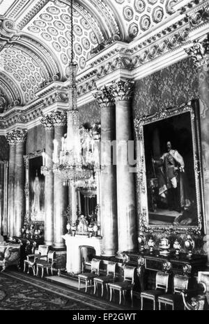 Vue intérieure du palais de Buckingham montrant le Salon Bleu, vers 1960. Banque D'Images