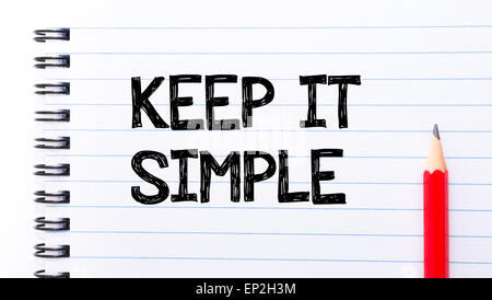 Rester simple texte écrit sur page du bloc-notes, crayon rouge sur la droite. Image Concept de motivation Banque D'Images