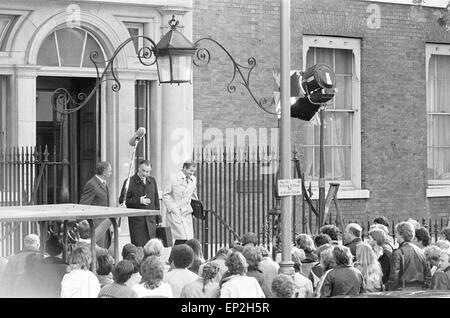 Tournage du Programme TV de la BBC 'Oui', Ministre à l'extérieur du ministère des Affaires administratives' & 10, Downing Street, Londres, 23 octobre 1982. Acteurs : Paul Eddington comme député Jim Hacker. Nigel Hawthorne que Sir Humphrey Appleby. Derek Fowlds comme Bernard Woolley. Banque D'Images