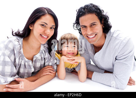 Heureux petit garçon allongé sur le sol avec ses parents Banque D'Images