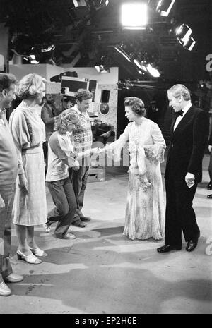 La reine visite cast and crew sur l'ensemble de la série TV de la BBC "la bonne vie", au centre de télévision, 8 juin 1978. La bonne vie de l'équipe de la comédie de Felicity Kendal, Richard Briers, Paul Eddington et Penelope Keith, a pris comme thème de la remise en forme du Royal Service, dans lequel Jerry décide qu'il n'est pas assez en forme. Avec : Felicity Kendal joue Barbara bon. Richard Briers joue Tom bon. Paul Eddington joue Jeremy Leadbetter. Penelope Keith joue Barbara bon. Banque D'Images