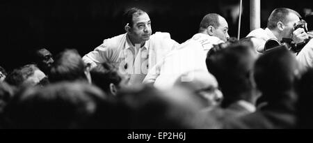 Angelo Dundee, formateur de Cassius Clay (Mohammed Ali), vu ici au cours de la lutte de l'Ali avec Ernie Terrell à l'Astrodome, Houston, Texas, United States. 6e Février 1967 Banque D'Images