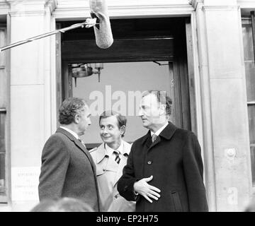 Tournage du Programme TV de la BBC 'Oui', Ministre à l'extérieur du ministère des Affaires administratives' & 10, Downing Street, Londres, 23 octobre 1982. Acteurs : Paul Eddington comme député Jim Hacker. Nigel Hawthorne que Sir Humphrey Appleby. Derek Fowlds comme Bernard Woolley. Banque D'Images