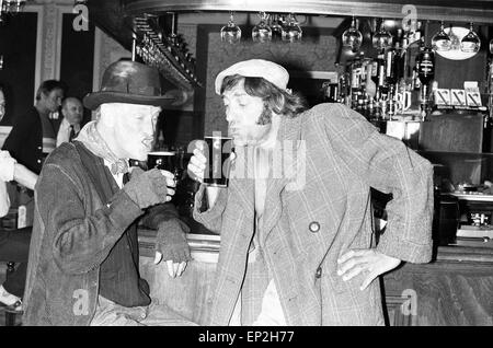 Steptoe and Son acteurs prendre une pinte au pub local, pendant les pauses dans le tournage de la série de comédie de la BBC, Shepherds Bush, Londres, 20 août 1974. Acteurs : Wildred Brambell whp joue Albert Steptoe & Harry H Corbett son fils Harold Steptoe. Banque D'Images