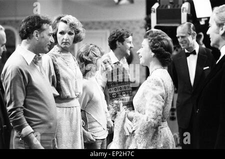 La reine visite cast and crew sur l'ensemble de la série TV de la BBC "la bonne vie", au centre de télévision, 8 juin 1978. La bonne vie de l'équipe de la comédie de Felicity Kendal, Richard Briers, Paul Eddington et Penelope Keith, a pris comme thème de la remise en forme du Royal Service, dans lequel Jerry décide qu'il n'est pas assez en forme. Avec : Felicity Kendal joue Barbara bon. Richard Briers joue Tom bon. Paul Eddington joue Jeremy Leadbetter. Penelope Keith joue Barbara bon. Banque D'Images