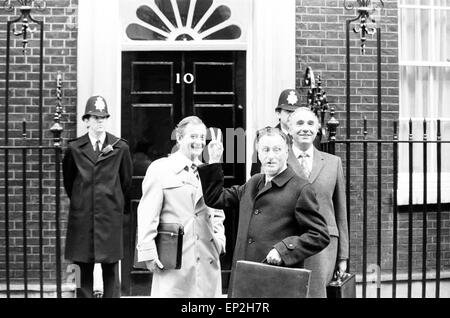 Tournage du Programme TV de la BBC 'Oui', Ministre à l'extérieur du ministère des Affaires administratives' & 10, Downing Street, Londres, 23 octobre 1982. Acteurs : Paul Eddington comme député Jim Hacker. Nigel Hawthorne que Sir Humphrey Appleby. Derek Fowlds comme Bernard Woolley. Banque D'Images