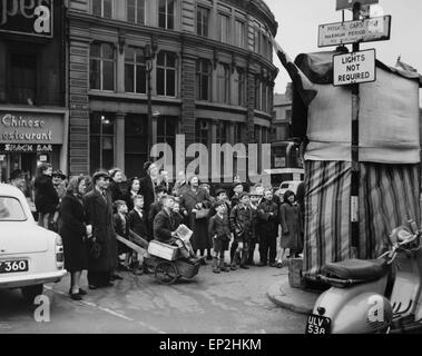 Punch et Judy Theatre, Liverpool Lime Street, 7 janvier 1957 Banque D'Images