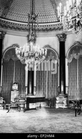 Vue intérieure du palais de Buckingham montrant la salle de musique, vers 1960. Banque D'Images