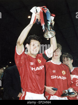 L'équipe de jeunes de Manchester United Ryan Giggs joueur, suivi par son coéquipier David Beckham, détient en altitude le trophée de la coupe des jeunes FA après United's 6-3 victoire sur le palais de cristal à la finale. Le 15 mai 1992. Banque D'Images