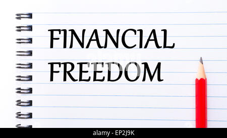 La Liberté Financière Texte écrit sur page du bloc-notes, crayon rouge sur la droite. Image Concept de motivation Banque D'Images