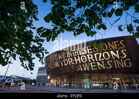 Le Wales Millennium Centre (WMC) au coucher du soleil sur la baie de Cardiff. Banque D'Images