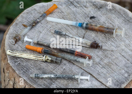 Une collection de seringues utilisées. Banque D'Images