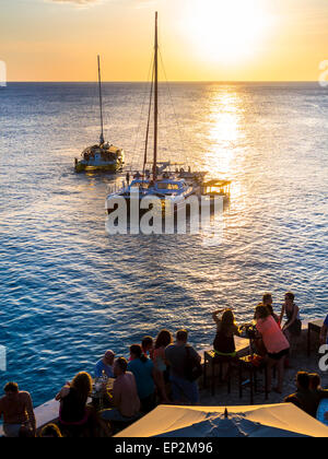De la Jamaïque, Negril, bateau à voile près de Rick's Cafe à la côte au coucher du soleil Banque D'Images