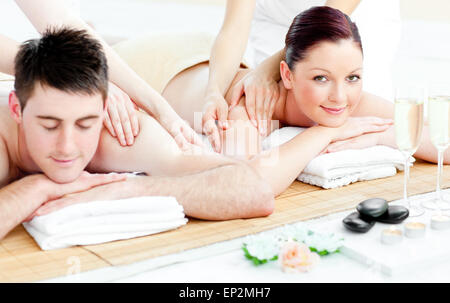 Attractive young couple bénéficiant d'un massage de dos dans un centre de spa Banque D'Images