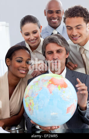 Les gens d'affaires visionnaires souriant à l'expansion mondiale des entreprises Banque D'Images