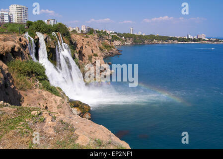 Arc-en-ciel magnifique sur la rivière Duden Waterfall in Antalya, Turquie Banque D'Images