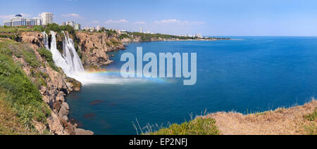 Arc-en-ciel magnifique sur la rivière Duden Waterfall in Antalya, Turquie Banque D'Images