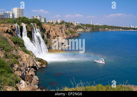 Arc-en-ciel magnifique sur la rivière Duden Waterfall in Antalya, Turquie Banque D'Images