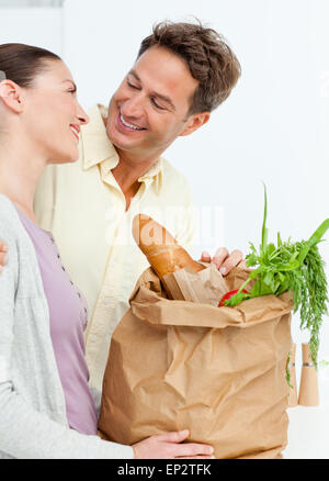 Quel beau couple en revenant du marché avec des légumes Banque D'Images