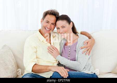 Portrait of a lovely couple sur le canapé Banque D'Images