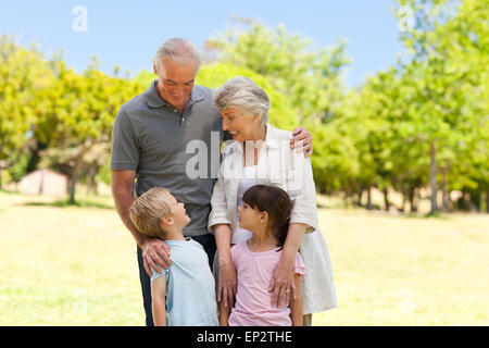 Les grands-parents avec leurs petits-enfants dans le parc Banque D'Images