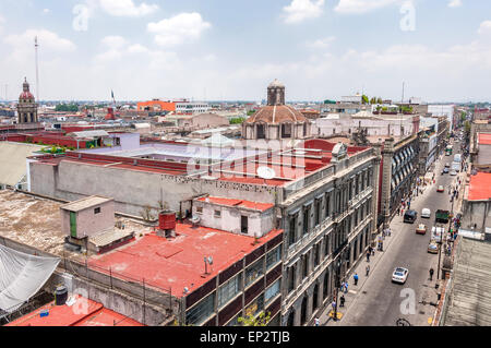 La VILLE DE MEXICO, MEXIQUE - 29 avril 2014 : la vue quotidienne de Zocalo downtown avec Catedral Metropolitana beffrois à Mexico, au Mexique. Banque D'Images