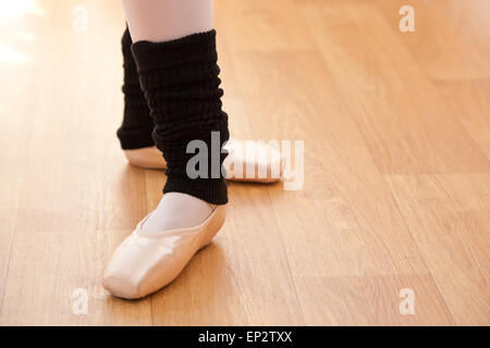 Close-up de la ballerine pieds pendant une leçon Banque D'Images