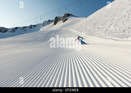 La skieuse de Squaw Valley avec de beaux sous la neige damée palissades sur la Sibérie ascenseur à Squaw Valley Ski Resort, CA