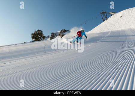 La skieuse de Squaw Valley avec de beaux sous la neige damée palissades sur la Sibérie ascenseur à Squaw Valley Ski Resort, CA